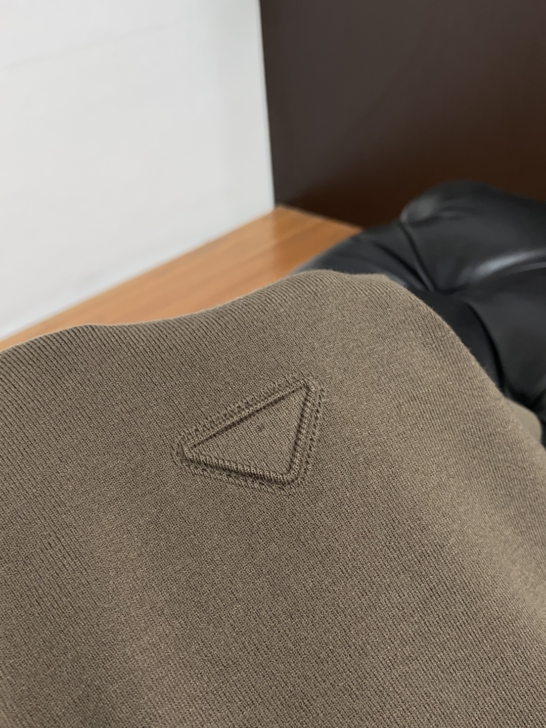 普拉达 男士高端简约立领加厚针织毛衣短袖 ，香港洋行渠道货，纯正血统品质，25年秋冬 新款，经典王牌系列