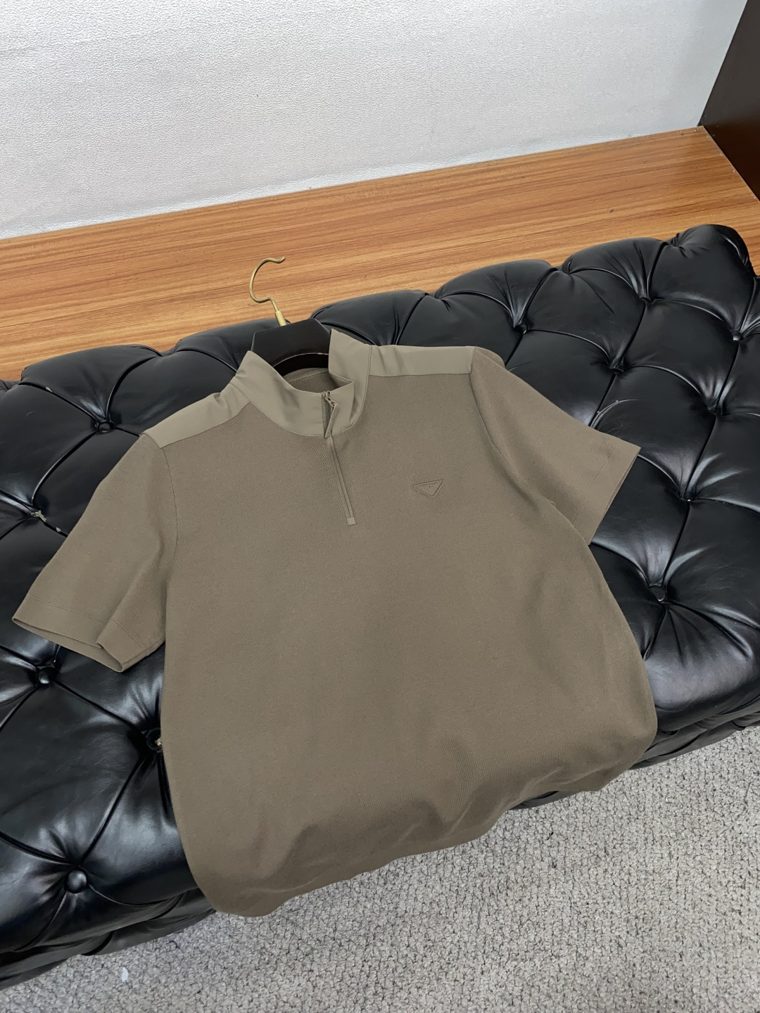 普拉达 男士高端简约立领加厚针织毛衣短袖 ，香港洋行渠道货，纯正血统品质，25年秋冬 新款，经典王牌系列