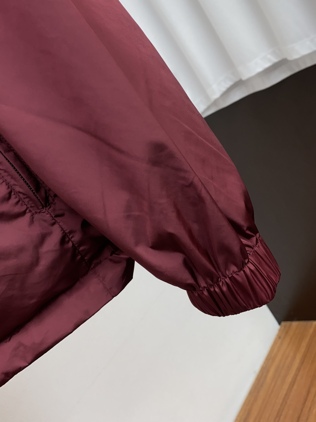 新款连帽拼接夹克外套，官网同步，原版订制聚酯纤维面料，衣襟拉链设计保暖性更强，手臂logo标志彰显品牌特