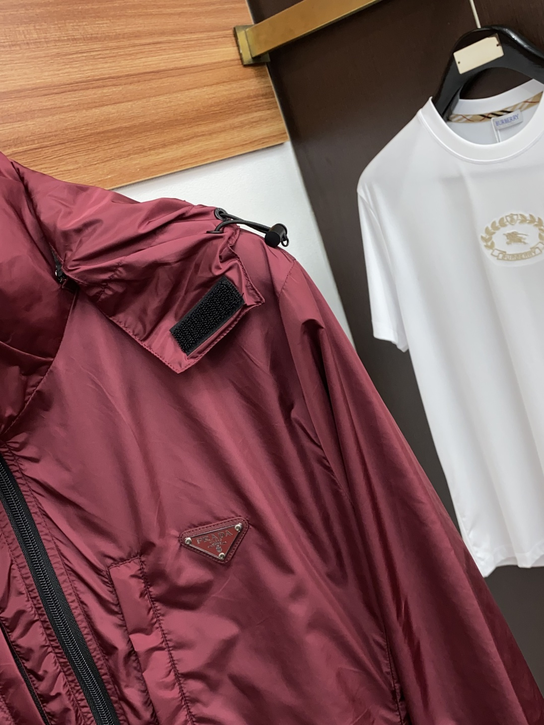 新款连帽拼接夹克外套，官网同步，原版订制聚酯纤维面料，衣襟拉链设计保暖性更强，手臂logo标志彰显品牌特