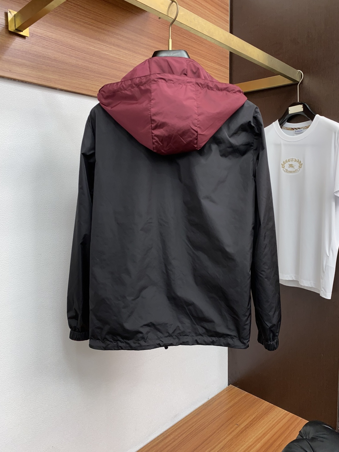 新款连帽拼接夹克外套，官网同步，原版订制聚酯纤维面料，衣襟拉链设计保暖性更强，手臂logo标志彰显品牌特