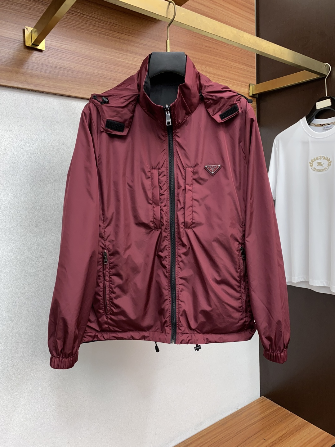 新款连帽拼接夹克外套，官网同步，原版订制聚酯纤维面料，衣襟拉链设计保暖性更强，手臂logo标志彰显品牌特