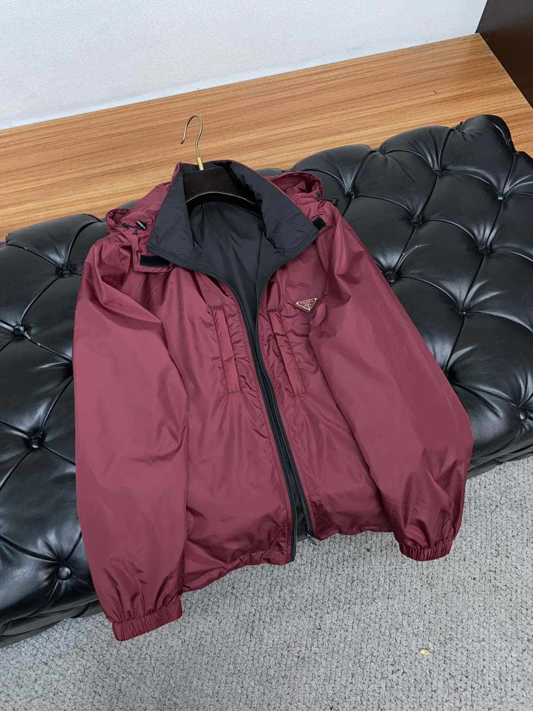 新款连帽拼接夹克外套，官网同步，原版订制聚酯纤维面料，衣襟拉链设计保暖性更强，手臂logo标志彰显品牌特