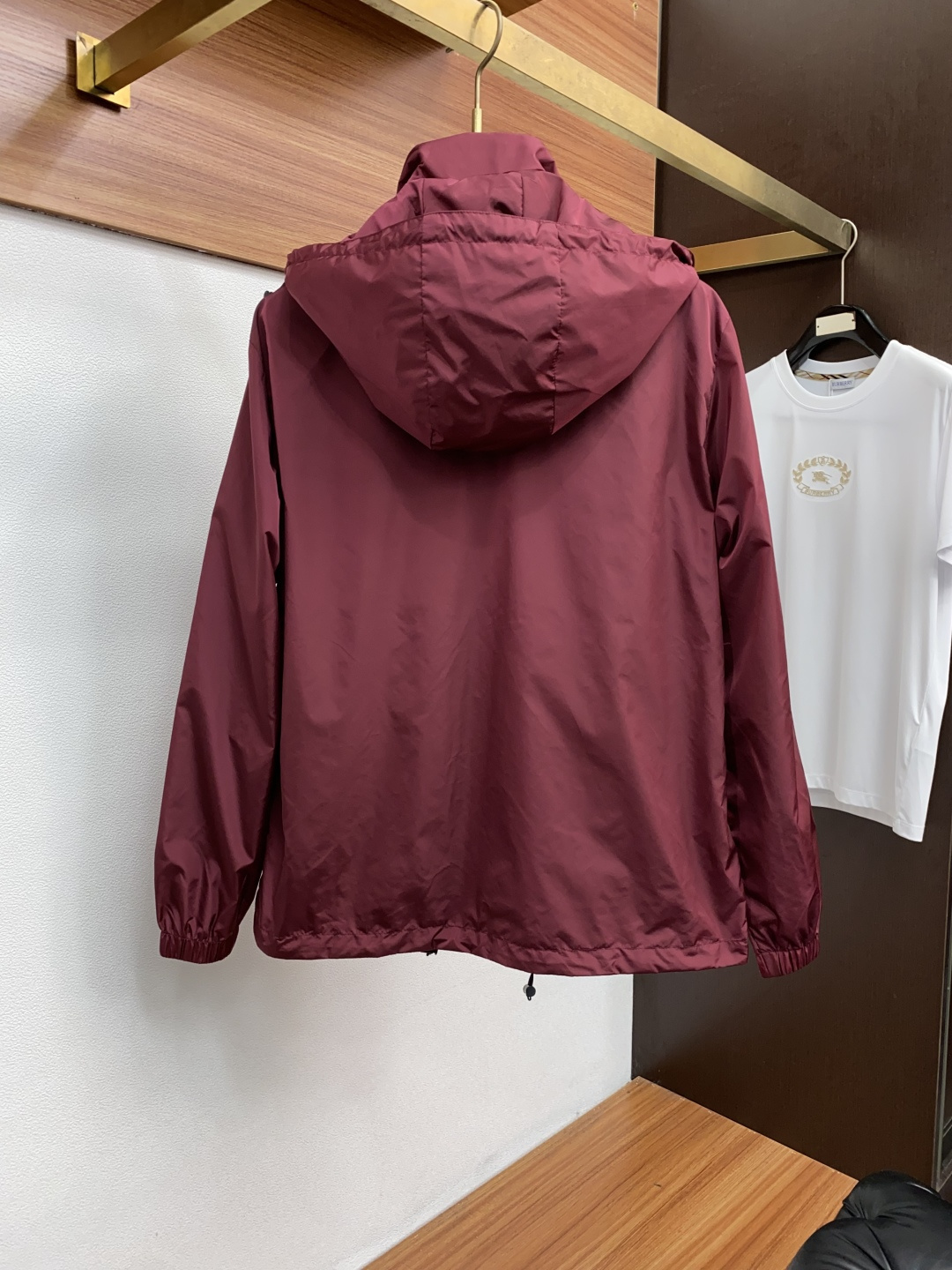 新款连帽拼接夹克外套，官网同步，原版订制聚酯纤维面料，衣襟拉链设计保暖性更强，手臂logo标志彰显品牌特