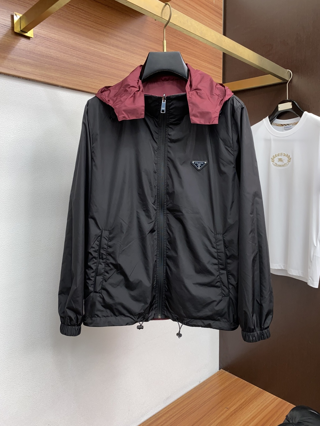 新款连帽拼接夹克外套，官网同步，原版订制聚酯纤维面料，衣襟拉链设计保暖性更强，手臂logo标志彰显品牌特