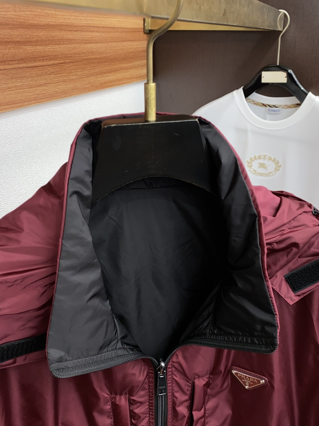 新款连帽拼接夹克外套，官网同步，原版订制聚酯纤维面料，衣襟拉链设计保暖性更强，手臂logo标志彰显品牌特