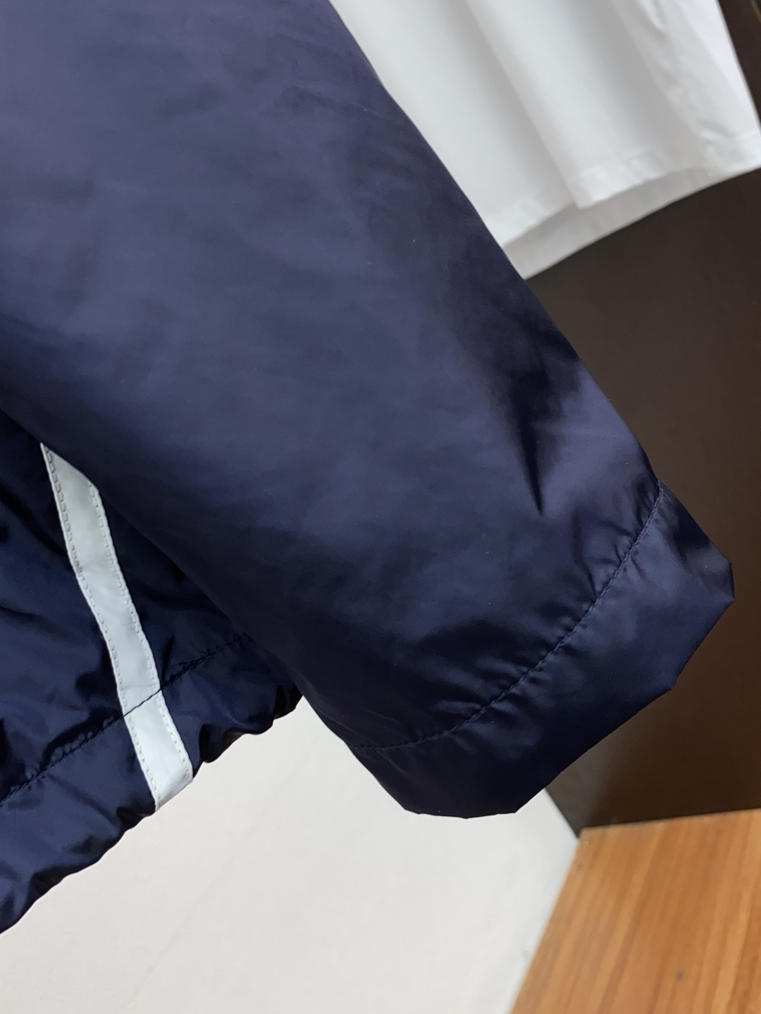 普拉达 新款连帽拼接夹克外套，官网同步，原版订制聚酯纤维面料，衣襟拉链设计保暖性更强，品牌标志彰显品牌特