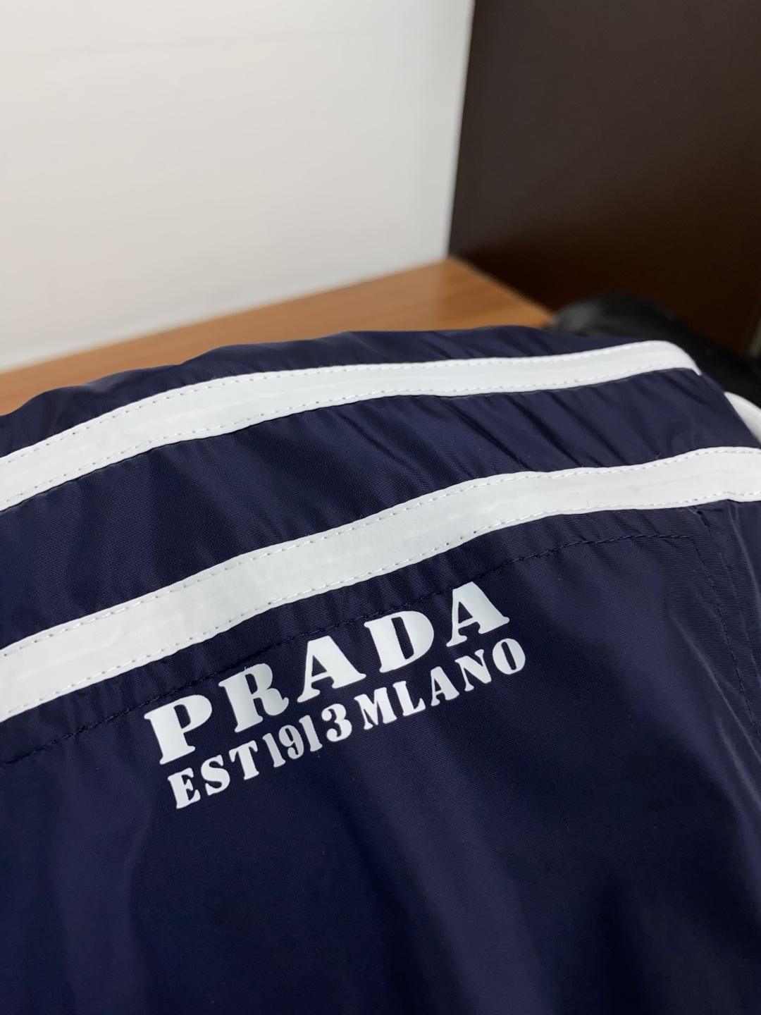 普拉达 新款连帽拼接夹克外套，官网同步，原版订制聚酯纤维面料，衣襟拉链设计保暖性更强，品牌标志彰显品牌特