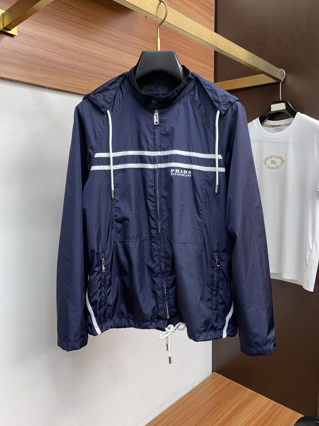 普拉达 新款连帽拼接夹克外套，官网同步，原版订制聚酯纤维面料，衣襟拉链设计保暖性更强，品牌标志彰显品牌特