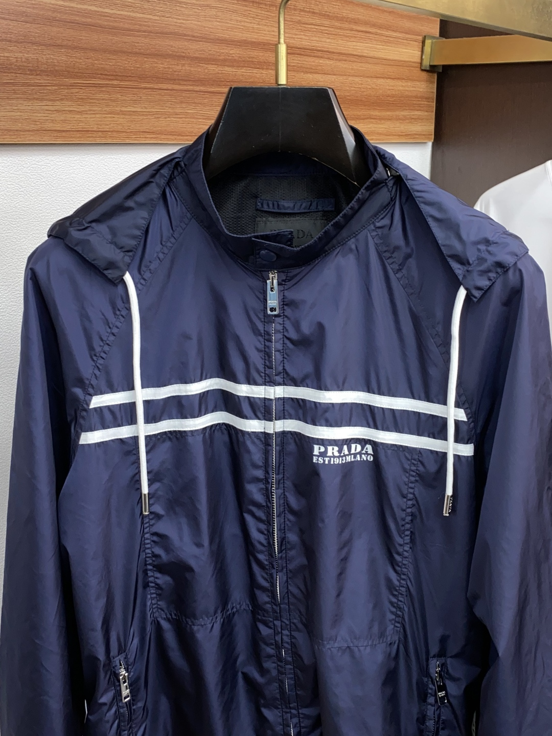 普拉达 新款连帽拼接夹克外套，官网同步，原版订制聚酯纤维面料，衣襟拉链设计保暖性更强，品牌标志彰显品牌特