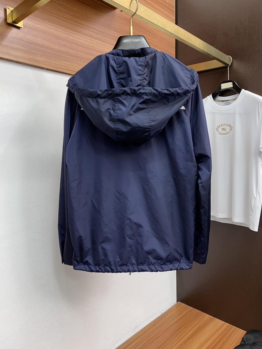 普拉达 新款连帽拼接夹克外套，官网同步，原版订制聚酯纤维面料，衣襟拉链设计保暖性更强，品牌标志彰显品牌特