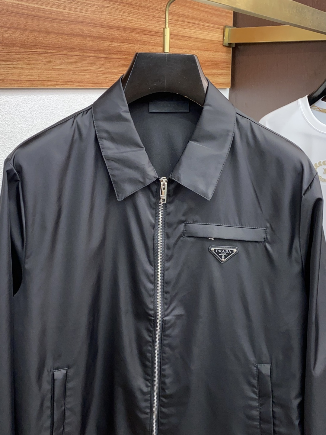 普拉达 新款连帽拼接夹克外套，官网同步，原版订制聚酯纤维面料，衣襟拉链设计保暖性更强，品牌标志彰显品牌特