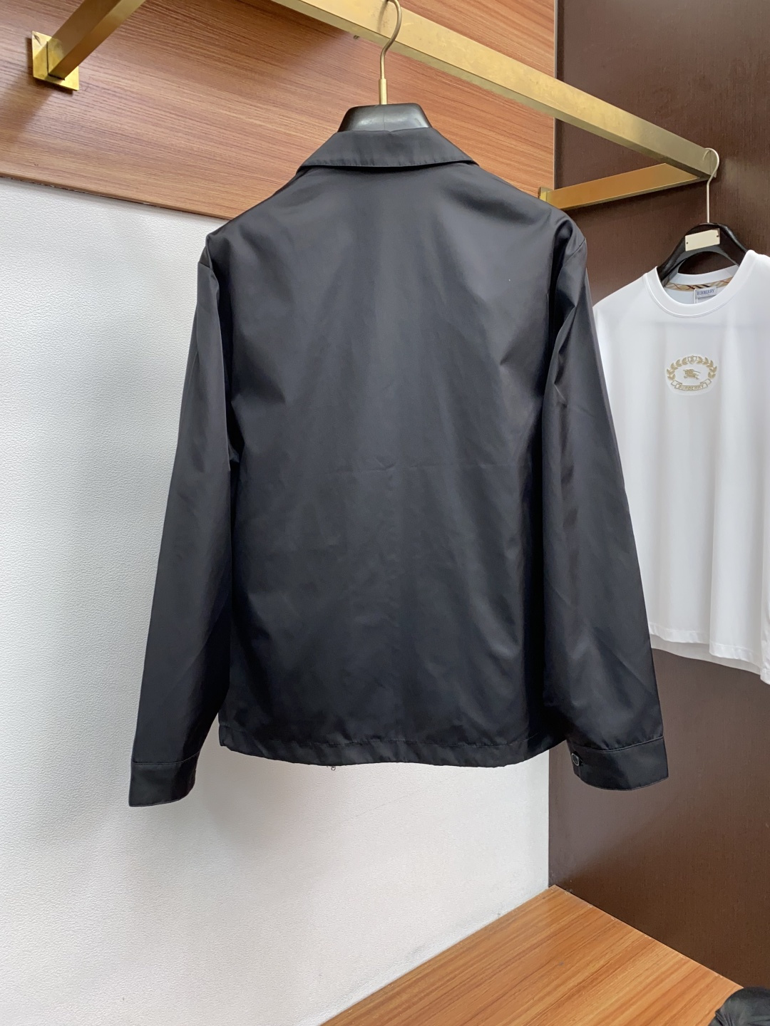 普拉达 新款连帽拼接夹克外套，官网同步，原版订制聚酯纤维面料，衣襟拉链设计保暖性更强，品牌标志彰显品牌特