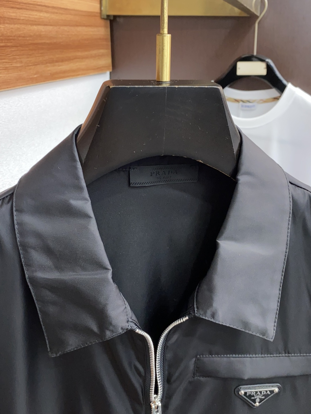 普拉达 新款连帽拼接夹克外套，官网同步，原版订制聚酯纤维面料，衣襟拉链设计保暖性更强，品牌标志彰显品牌特