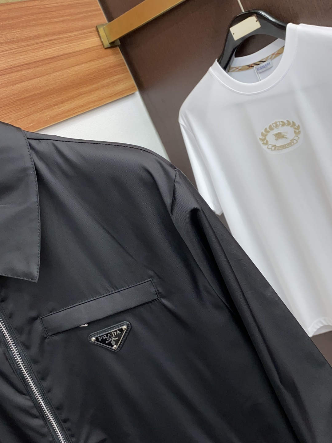 普拉达 新款连帽拼接夹克外套，官网同步，原版订制聚酯纤维面料，衣襟拉链设计保暖性更强，品牌标志彰显品牌特