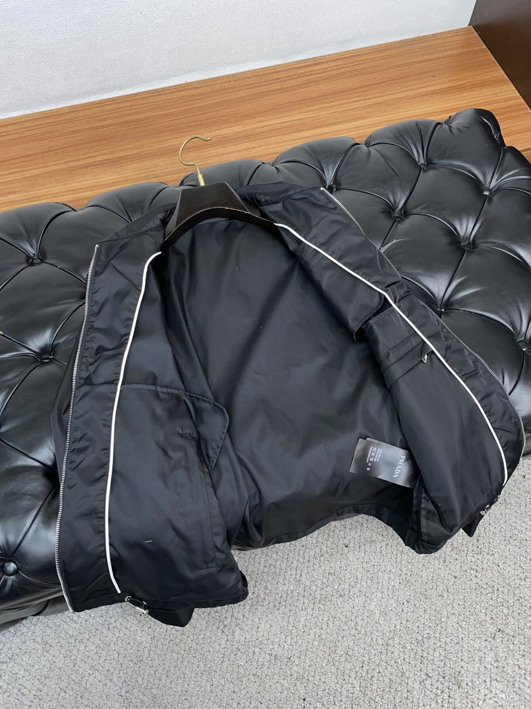 普拉达 新款连帽拼接夹克外套，官网同步，原版订制聚酯纤维面料，衣襟拉链设计保暖性更强，品牌标志彰显品牌特