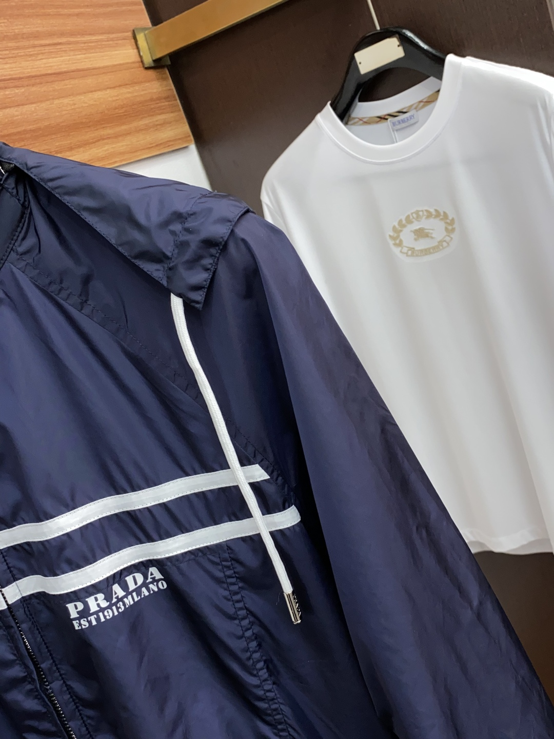 普拉达 新款连帽拼接夹克外套，官网同步，原版订制聚酯纤维面料，衣襟拉链设计保暖性更强，品牌标志彰显品牌特