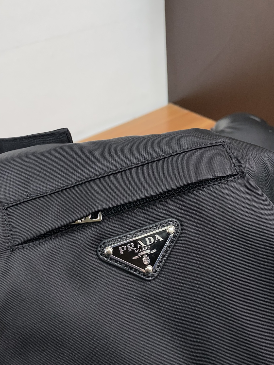 普拉达 新款连帽拼接夹克外套，官网同步，原版订制聚酯纤维面料，衣襟拉链设计保暖性更强，品牌标志彰显品牌特