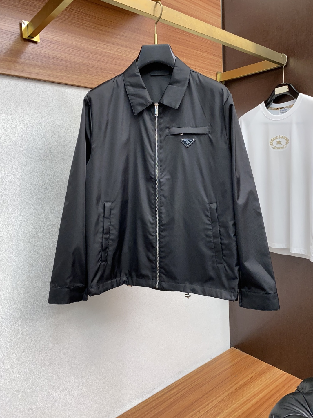 普拉达 新款连帽拼接夹克外套，官网同步，原版订制聚酯纤维面料，衣襟拉链设计保暖性更强，品牌标志彰显品牌特
