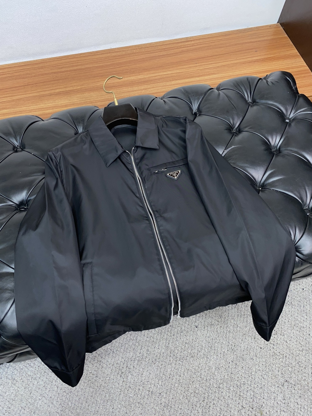 普拉达 新款连帽拼接夹克外套，官网同步，原版订制聚酯纤维面料，衣襟拉链设计保暖性更强，品牌标志彰显品牌特