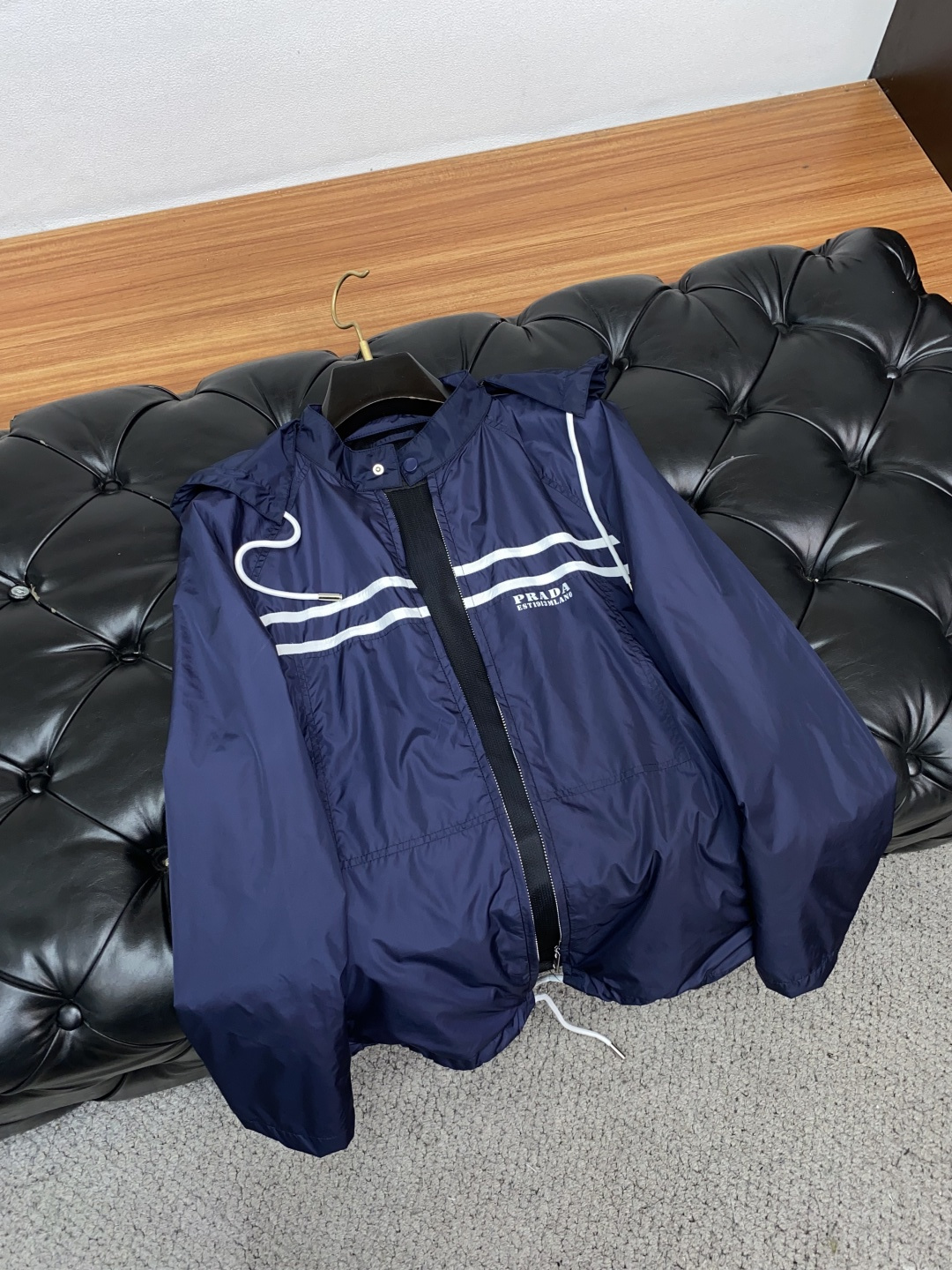 普拉达 新款连帽拼接夹克外套，官网同步，原版订制聚酯纤维面料，衣襟拉链设计保暖性更强，品牌标志彰显品牌特