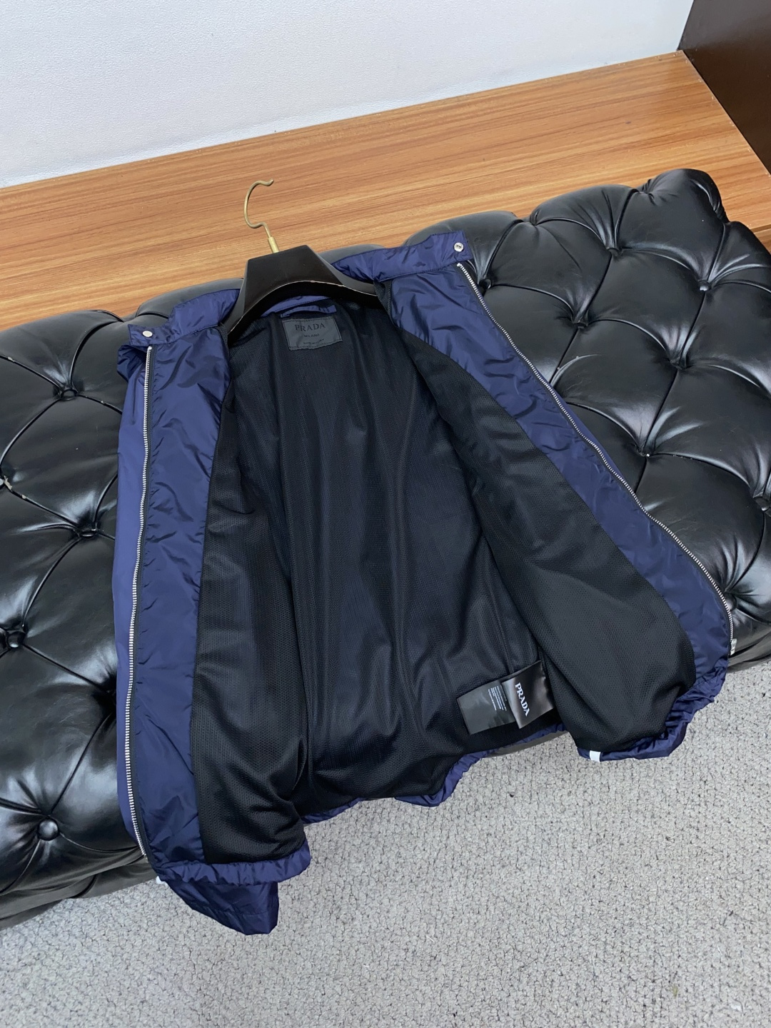 普拉达 新款连帽拼接夹克外套，官网同步，原版订制聚酯纤维面料，衣襟拉链设计保暖性更强，品牌标志彰显品牌特
