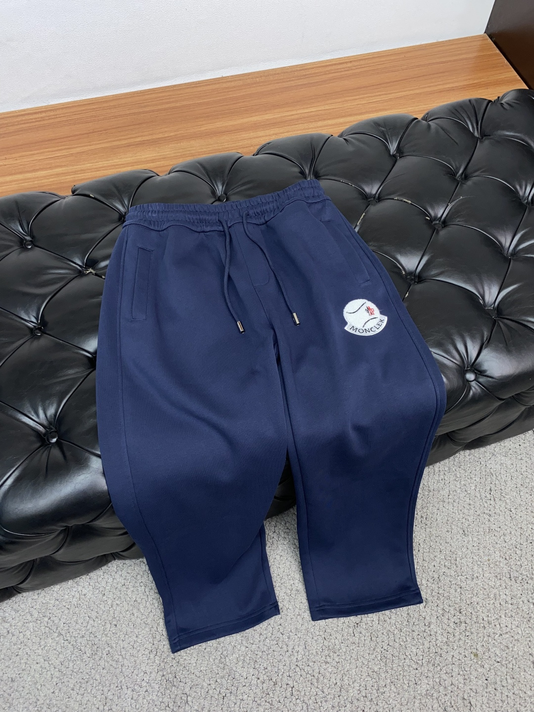 蒙口 专柜新品同步上市。原单订制高品质时尚纯棉休闲卫裤。超级百搭款。独家定制面料，手感细腻柔软，贴身舒适