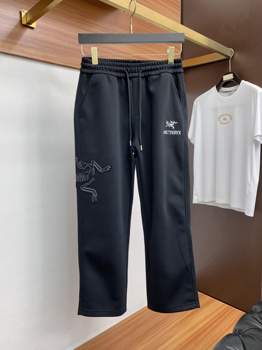 始祖鸟 专柜新品同步上市。原单订制高品质时尚纯棉休闲卫裤。超级百搭款。独家定制面料，手感细腻柔软，贴身舒