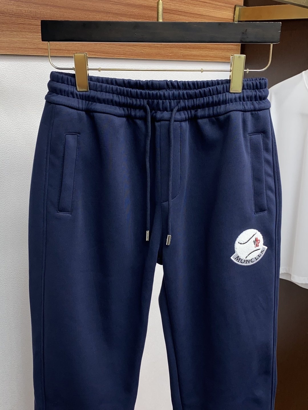 蒙口 专柜新品同步上市。原单订制高品质时尚纯棉休闲卫裤。超级百搭款。独家定制面料，手感细腻柔软，贴身舒适