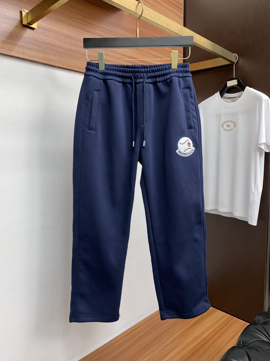 蒙口 专柜新品同步上市。原单订制高品质时尚纯棉休闲卫裤。超级百搭款。独家定制面料，手感细腻柔软，贴身舒适