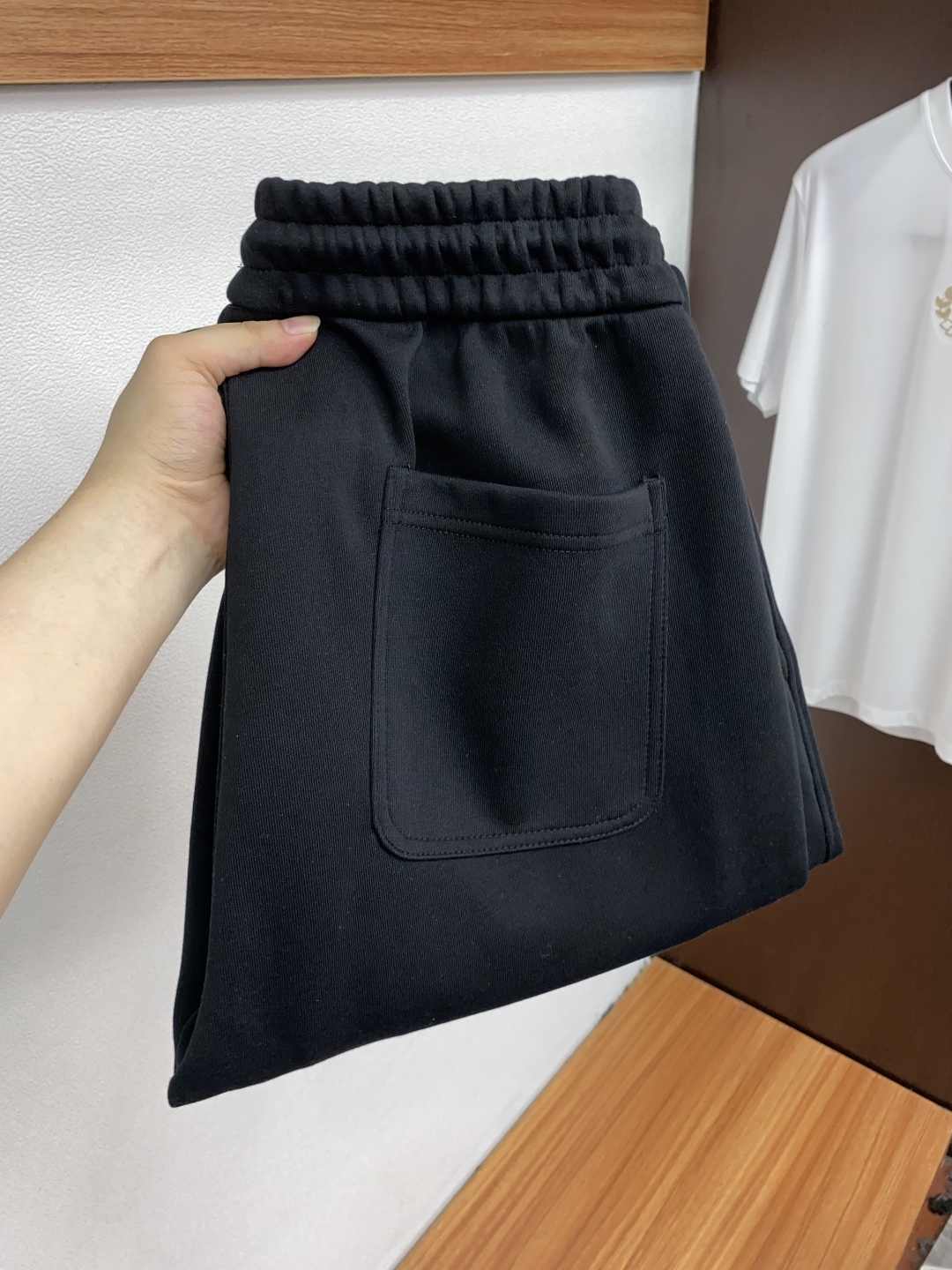 始祖鸟 专柜新品同步上市。原单订制高品质时尚纯棉休闲卫裤。超级百搭款。独家定制面料，手感细腻柔软，贴身舒