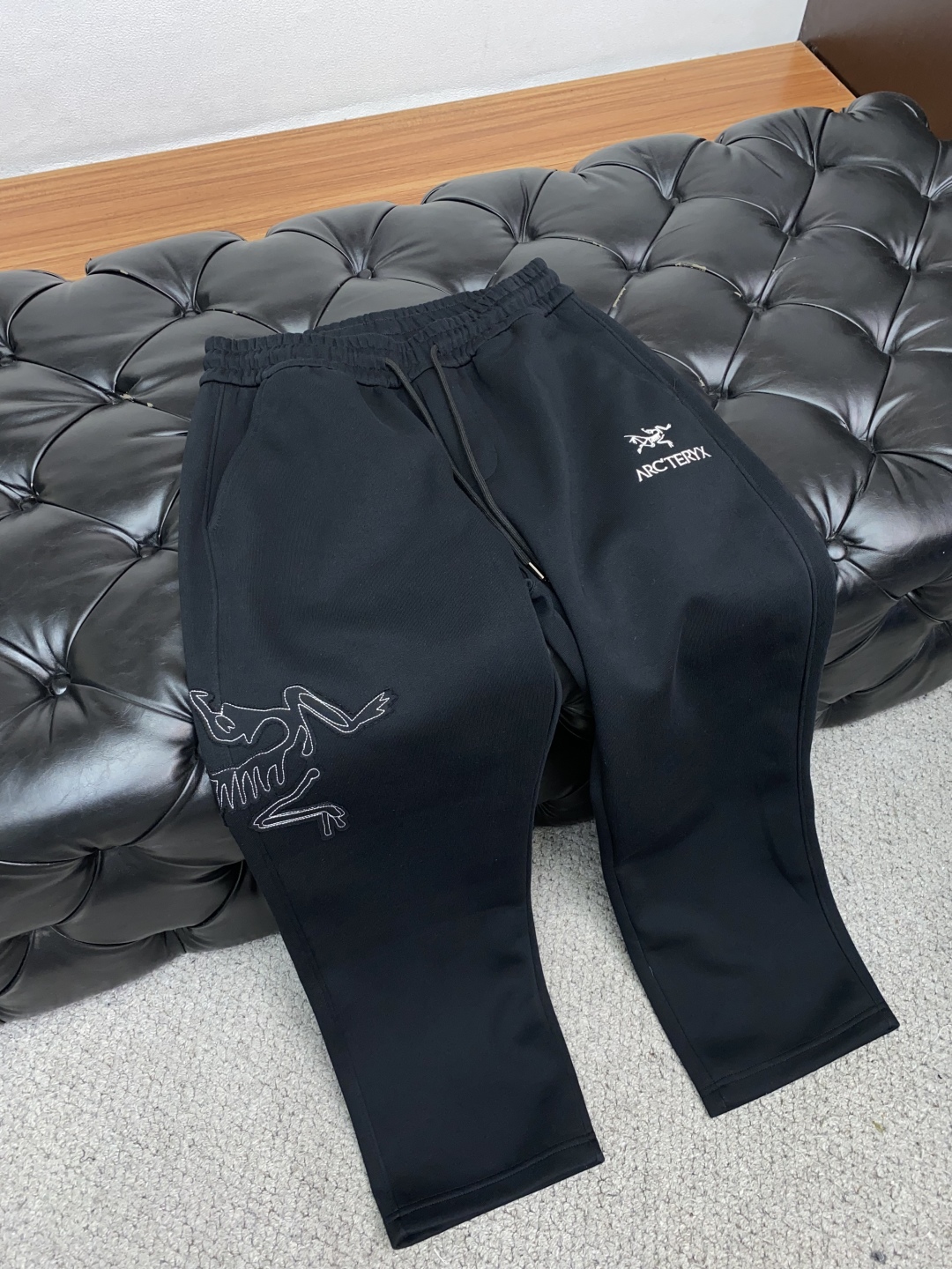 始祖鸟 专柜新品同步上市。原单订制高品质时尚纯棉休闲卫裤。超级百搭款。独家定制面料，手感细腻柔软，贴身舒