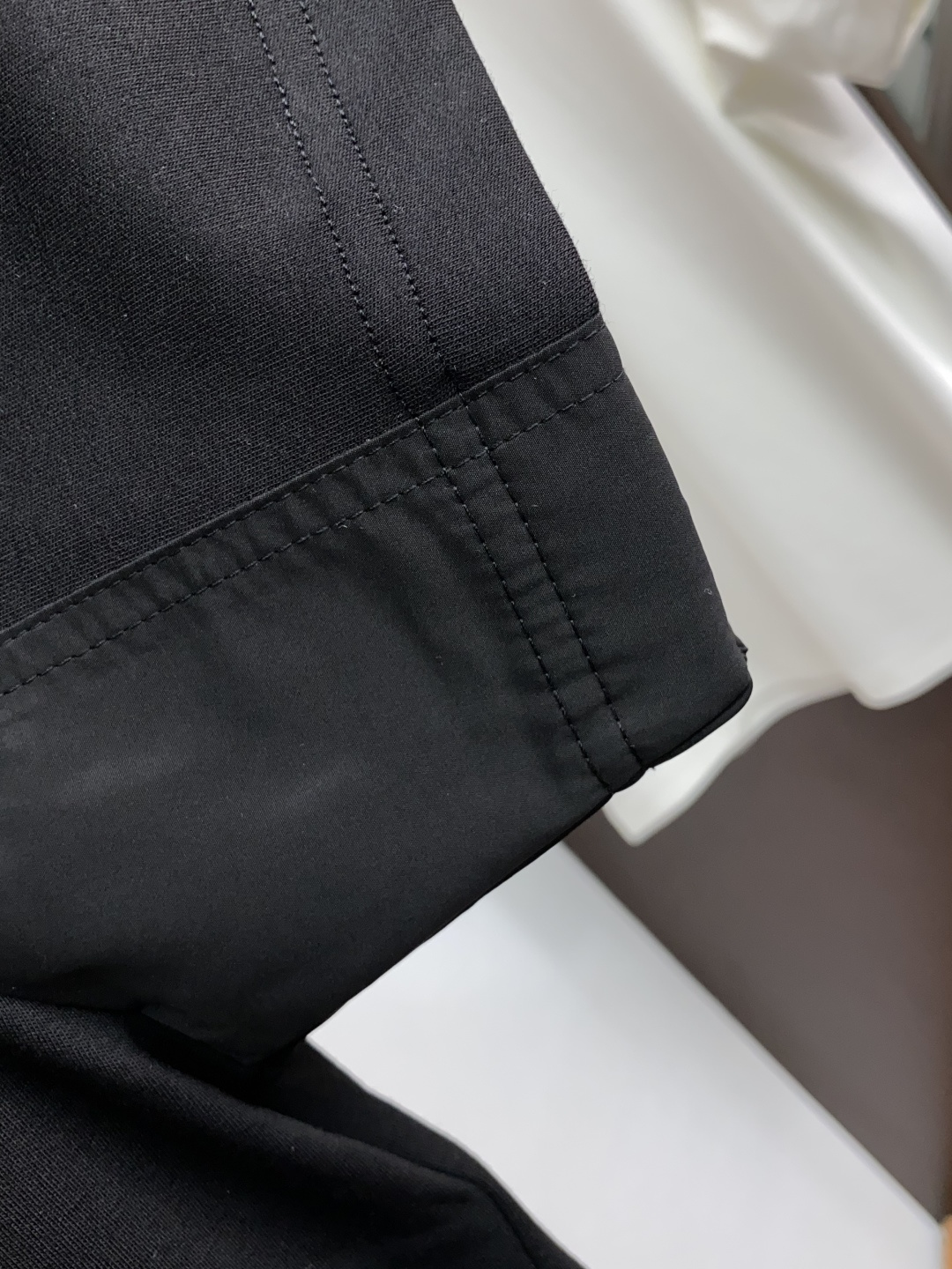 普拉达 2025秋冬新款.加厚打底单穿短袖T袖卫衣 订制320克高密莫代尔空气层加厚面料.前后工艺细节特