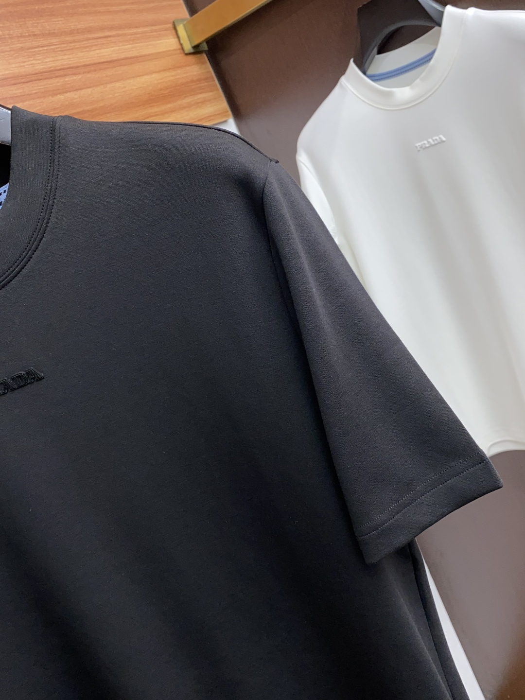 普拉达 2025秋冬新款.加厚打底单穿短袖T袖卫衣 订制320克高密莫代尔空气层加厚面料.前后工艺细节特