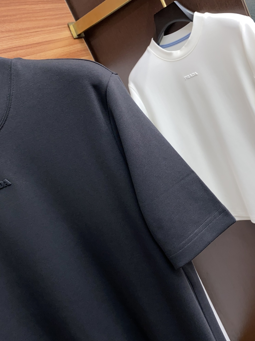 普拉达 2025秋冬新款.加厚打底单穿短袖T袖卫衣 订制320莫代尔空气层加厚面料.前后工艺细节特别好，