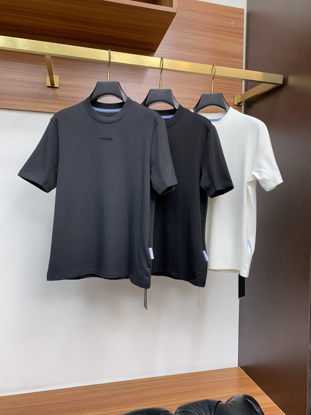 普拉达 2025秋冬新款.加厚打底单穿短袖T袖卫衣 订制320克高密莫代尔空气层加厚面料.前后工艺细节特