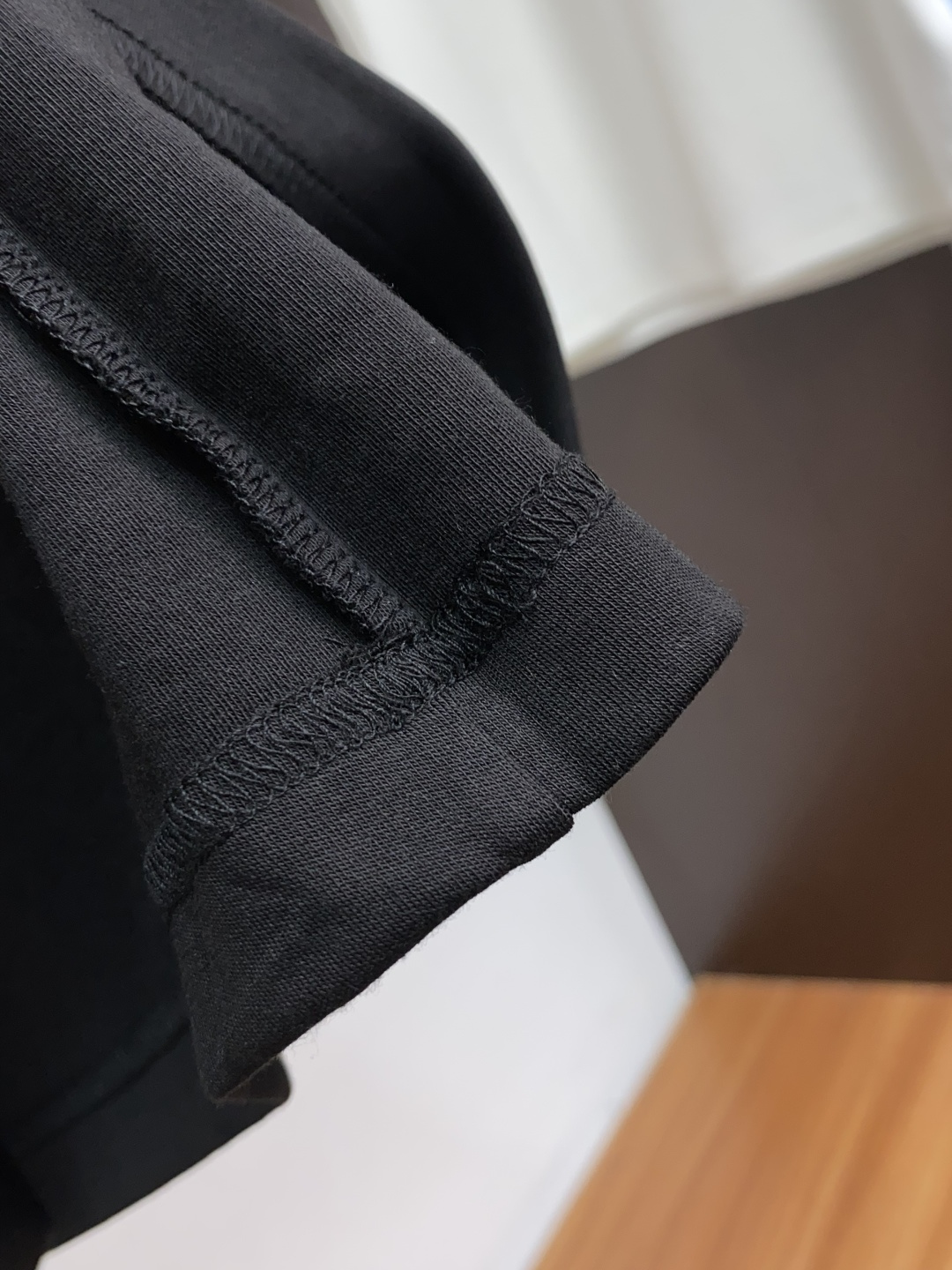 普拉达 2025秋冬新款.加厚打底单穿短袖T袖卫衣 订制320克高密莫代尔空气层加厚面料.前后工艺细节特