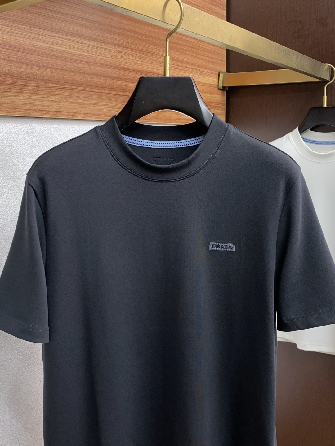 普拉达 2025秋冬新款.加厚打底单穿短袖T袖卫衣 订制320莫代尔空气层加厚面料.前后工艺细节特别好，