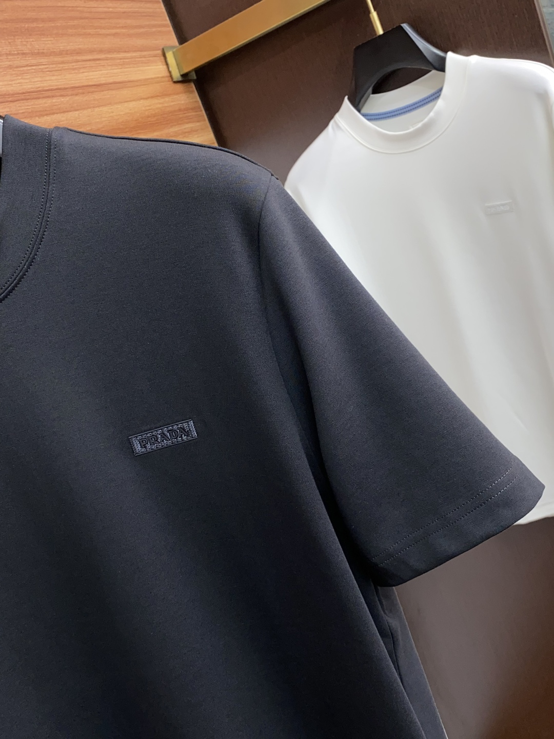 普拉达 2025秋冬新款.加厚打底单穿短袖T袖卫衣 订制320莫代尔空气层加厚面料.前后工艺细节特别好，