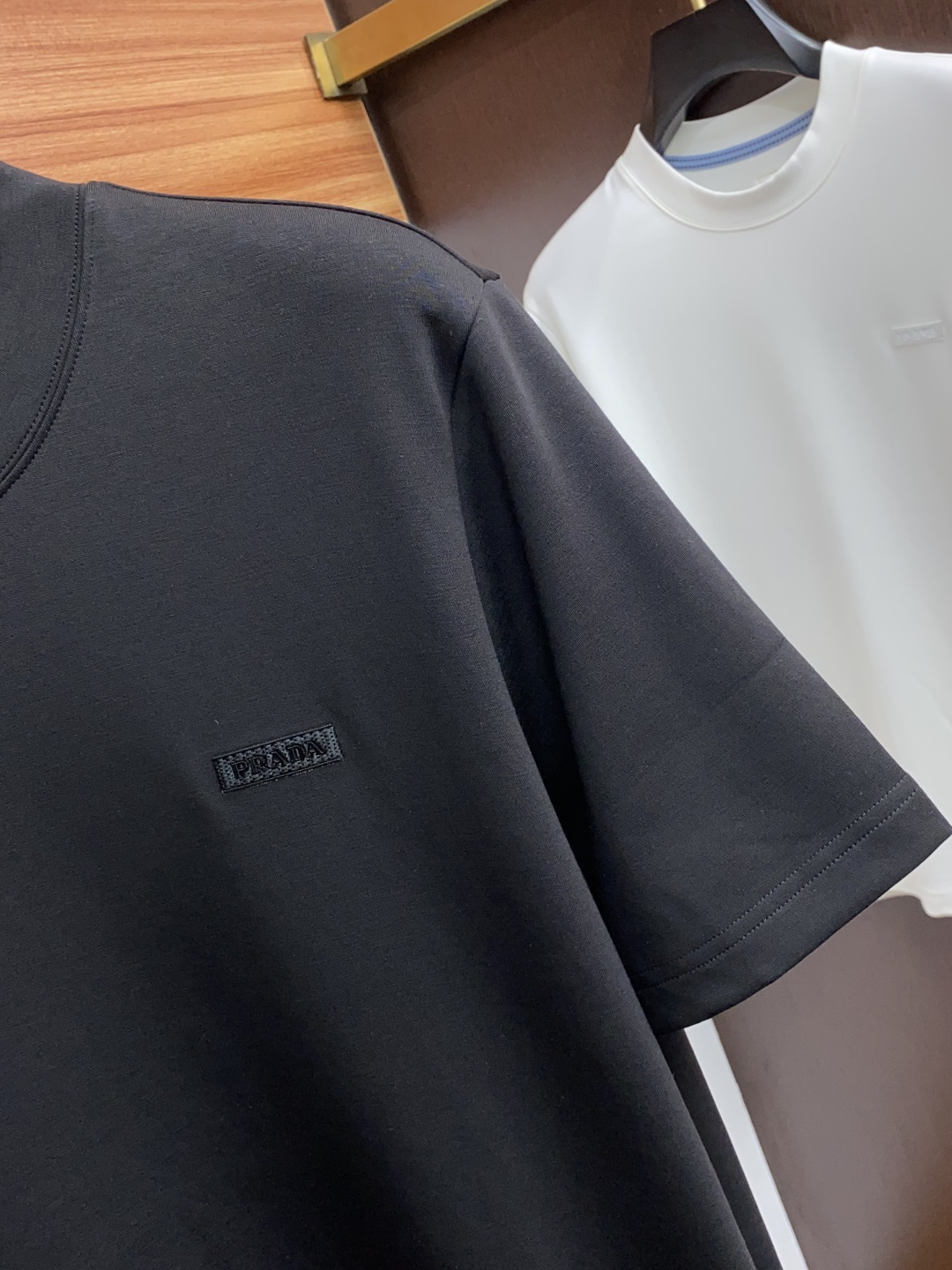 普拉达 2025秋冬新款.加厚打底单穿短袖T袖卫衣 订制320莫代尔空气层加厚面料.前后工艺细节特别好，