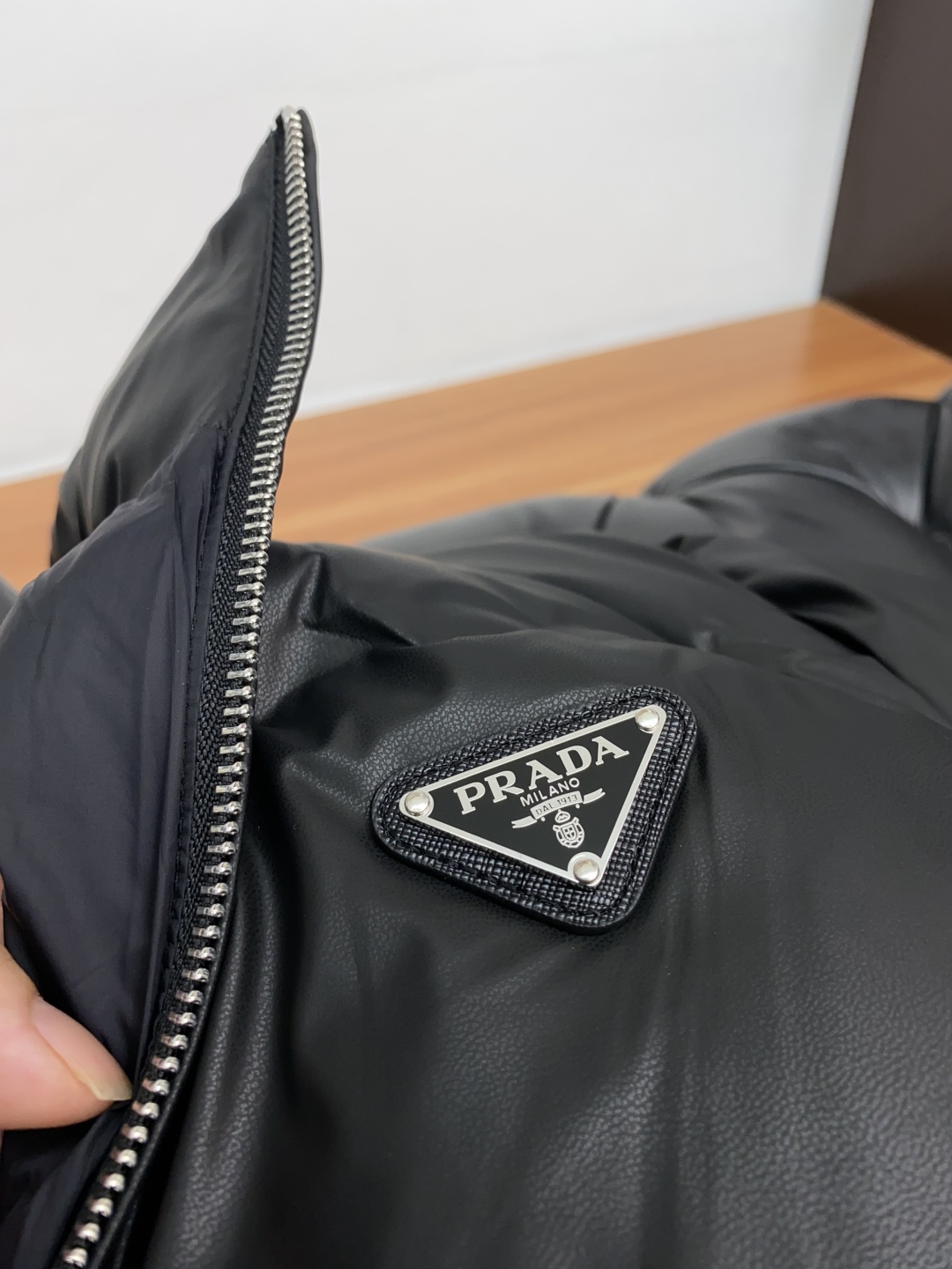 普拉达 2025秋冬新款🆕羽绒服 原版1:1订制五金配件全进口原版定制 欢迎专柜对比 绝对的高品质 采用