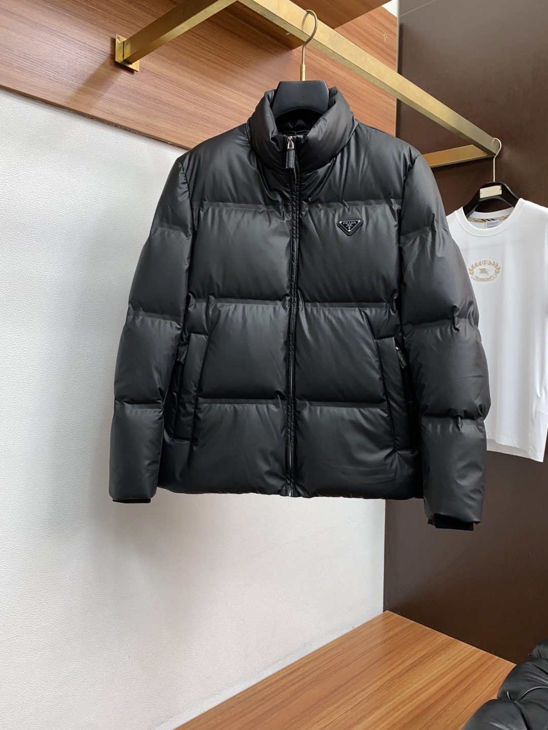 普拉达 2025秋冬新款🆕羽绒服 原版1:1订制五金配件全进口原版定制 欢迎专柜对比 绝对的高品质 采用