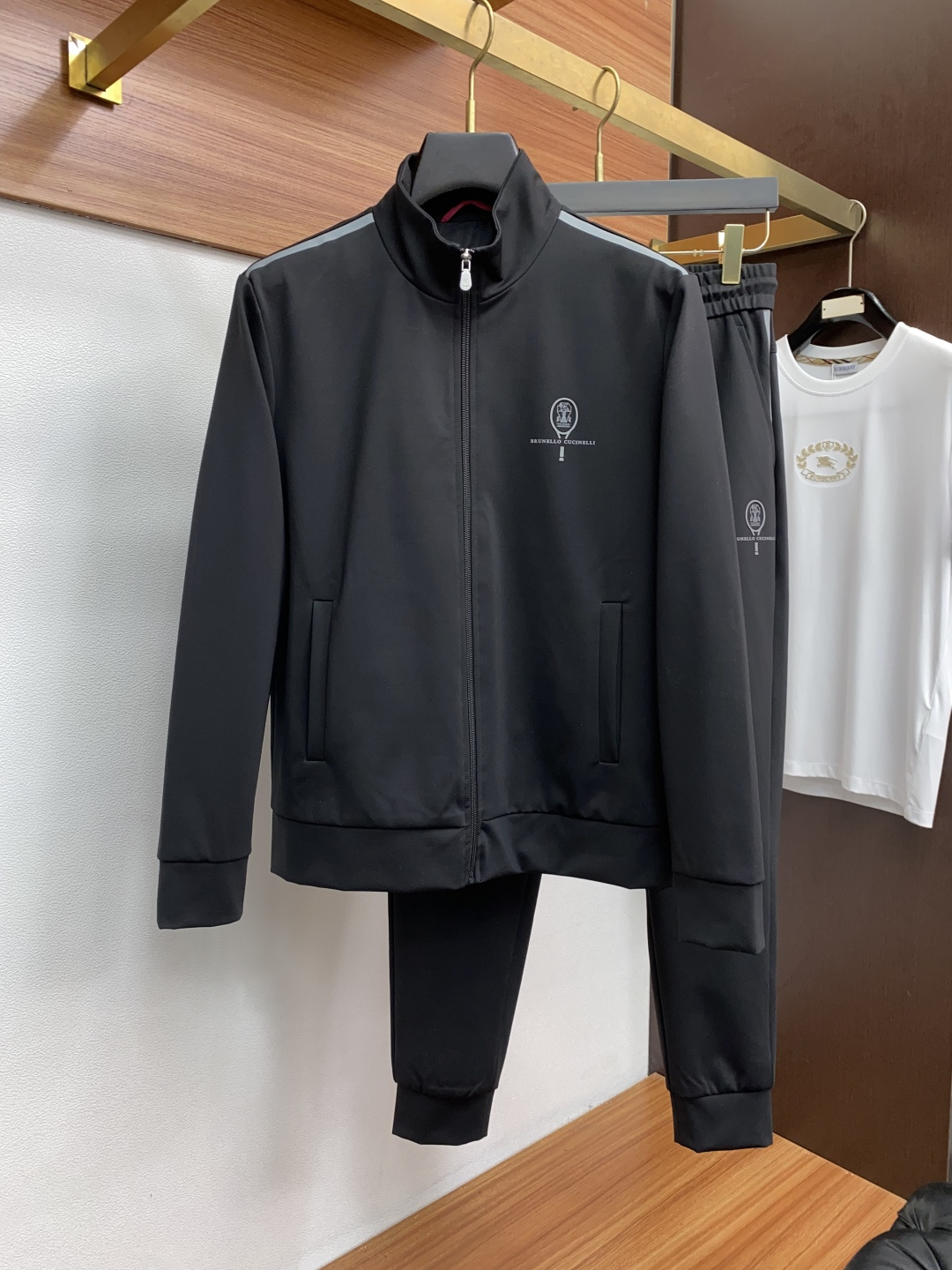 原单套装 BC 2025秋冬新款拉链休闲套装！专柜细节精致高级，品牌logo高级感满满。定织撞色螺纹更显