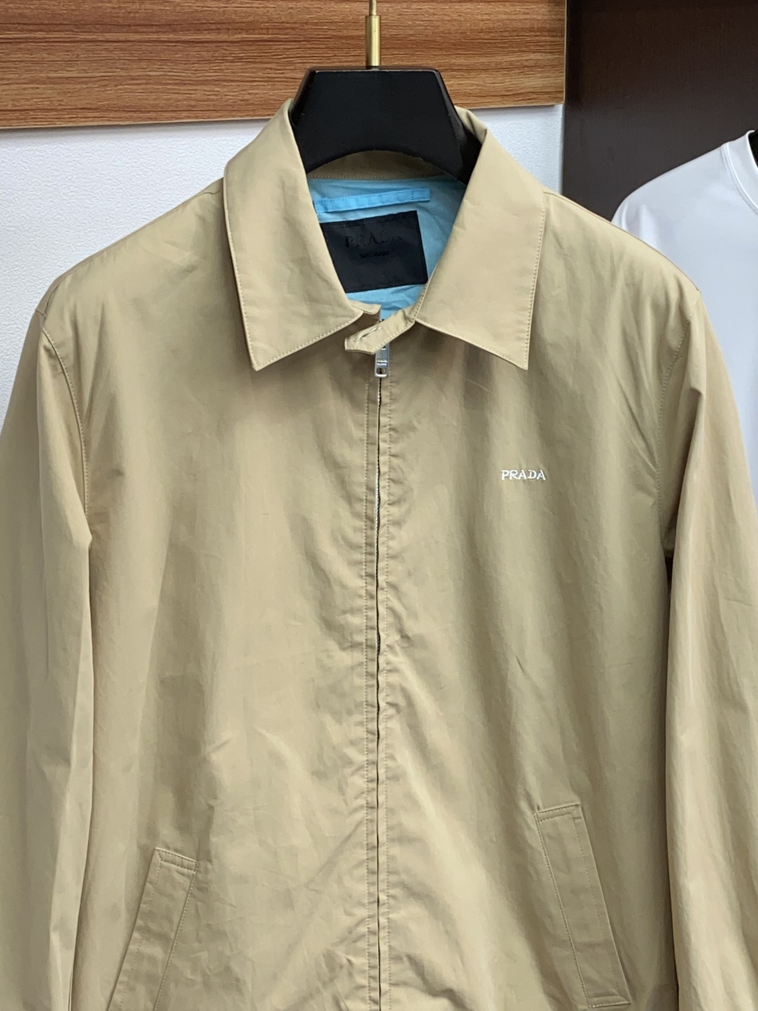 普拉达 2025年秋冬新款 官网 高端原厂代工出品，官方经典王牌单品！最新夹克外套 多明星穿搭示范款！！