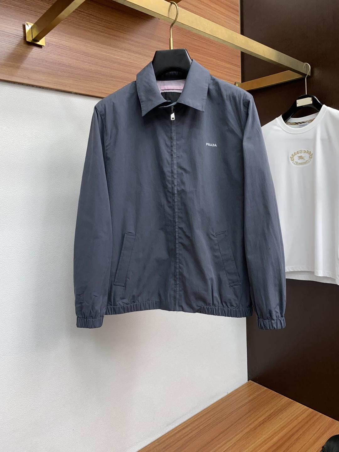普拉达 2025年秋冬新款 官网 高端原厂代工出品，官方经典王牌单品！最新夹克外套 多明星穿搭示范款！！