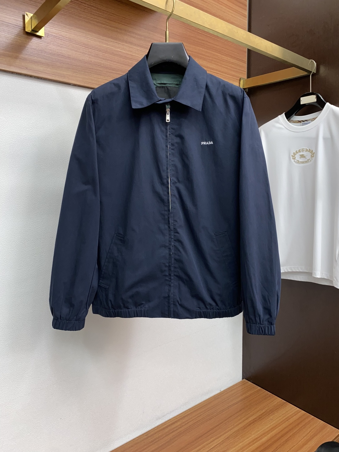 普拉达 2025年秋冬新款 官网 高端原厂代工出品，官方经典王牌单品！最新夹克外套 多明星穿搭示范款！！
