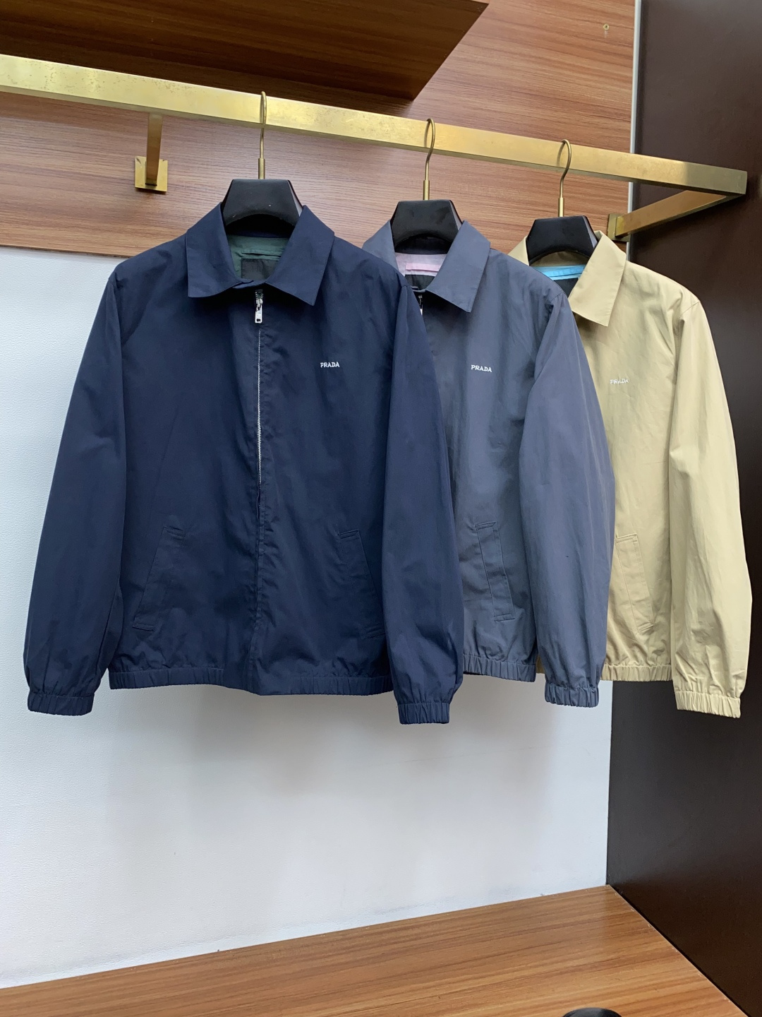 普拉达 2025年秋冬新款 官网 高端原厂代工出品，官方经典王牌单品！最新夹克外套 多明星穿搭示范款！！