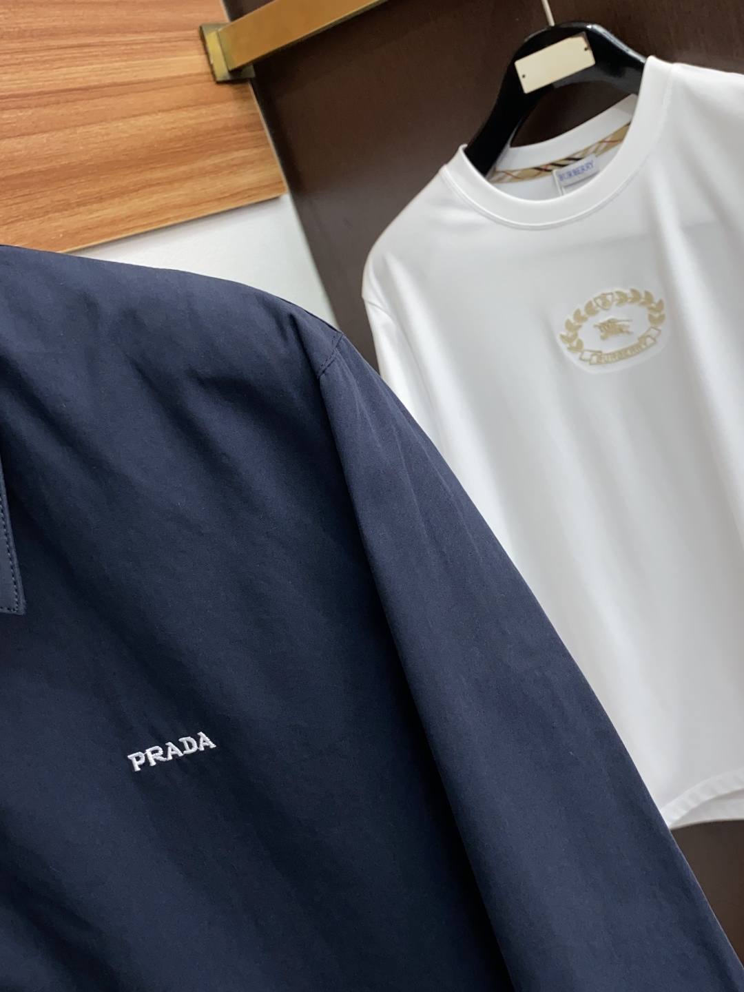 普拉达 2025年秋冬新款 官网 高端原厂代工出品，官方经典王牌单品！最新夹克外套 多明星穿搭示范款！！