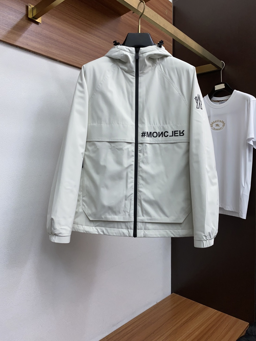 NO:526541,Mainly recommended (three-proof fabric, thin cotton, strong warmth) Moncler/Moss 25 new Foret Black Label Ski Series Men's Hooded Jacket Jacket is available in three colors: white, black and yellow to meet the preferences and matching needs of different consumers. The hooded jacket jacket style is classic and practical, suitable for outdoor sports such as skiing, and is also suitable for daily wear. The sleeves of the brand logo have the iconic Moncler brand logo to enhance brand recognition; the front is decorated with '#MONCJER' to add a sense of fashion. The hooded design has obvious stitching technology in the hat part to increase three-dimensionality; the sides of the hat are equipped with black adjustment fasteners, which can adjust the elasticity of the hat according to needs. The main zipper is black, and the zipper head has exquisite brand-related patterns; the zipper head in the clothes is decorated with red, white and black color matching to add details.  The inner inner and outer jacket is gray, with a zippered pocket on the inner side, and the zipper is red, making it easy to store small objects. The product label standard ensures warmth. The outer material of the outer jacket is windproof and waterproof, suitable for outdoor sports environments such as skiing; the overall seams are fine and uniform, reflecting a high craftsmanship level. The middle triangle on the back is a gray leather patch with fine stitching and exquisite craftsmanship. There are regular perforations on the patch, which may be the brand's iconic pattern or symbol, which has both decorative and breathable functions, improving the design and practicality. The letter printing on the lower right of the back presents the words 'DAY-NAMIC', which are matched with pattern elements such as brand related peaks and animals. The font is clear, highlighting the brand's characteristics, strengthening the brand recognition, and adding the brand's exclusive style to the simple back, Moncler, jackets &  coats, jackets & coats,hats,alexander wang19860909主推（三防面料、加薄棉、保暖性强） Moncler/蒙口25新品Foret黑标滑雪系列男士连帽夹克外套 提供白色、黑色和黄色三种颜色选择,满足不同消费者的喜好和搭配需求. 连帽夹克外套款式,经典且实用,适合滑雪等户外运动场景,也适合日常穿着. 品牌标志袖子上带有标志性的Moncler品牌标志,增强品牌辨识度；正面有“#MONCJER”字样装饰,增添时尚感. 连帽设计,帽子部分有明显的缝线工艺,增加立体感；帽子两侧配备黑色调节扣件,可以根据需求调整帽子的松紧. 主拉链为黑色,拉链头上有精致的品牌相关图案；衣服口袋拉链头带有红、白、黑配色装饰,增加细节亮点. 内里外套内里为灰色,在内里一侧设有带拉链的口袋,拉链为红色,方便存放小物件. 产品标签标准 ,保证了保暖性能. 外套外层材质具备防风、防水性能,适合滑雪等户外运动环境；整体缝线细密均匀,体现出较高的工艺水准. 背面中间三角形 是灰色皮质贴片,边缘缝线细密,工艺精致 .贴片上有规律穿孔,可能是品牌标志性图案或符号,兼具装饰性与透气功能,提升设计感与实用性. 背后右下方字母印花呈现 “DAY-NAMIC” 字样,搭配品牌相关山峰、动物等图案元素,字体清晰,彰显品牌特色,强化品牌识别度,为简约的背面增添品牌专属风格,,Moncler,jackets & coats,jackets & coats,hats,alexander wang,Men's clothing