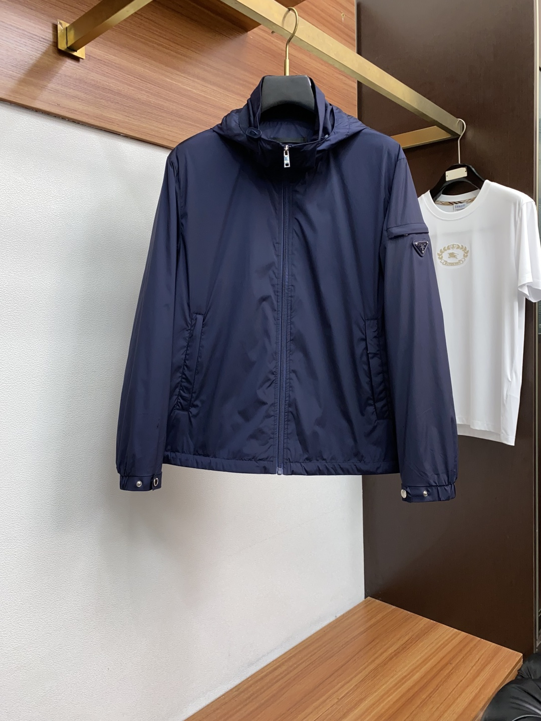 普拉达 2025年秋冬新款 官网 高端原厂代工出品，官方经典王牌单品！最新棉衣夹克外套 多明星穿搭示范款